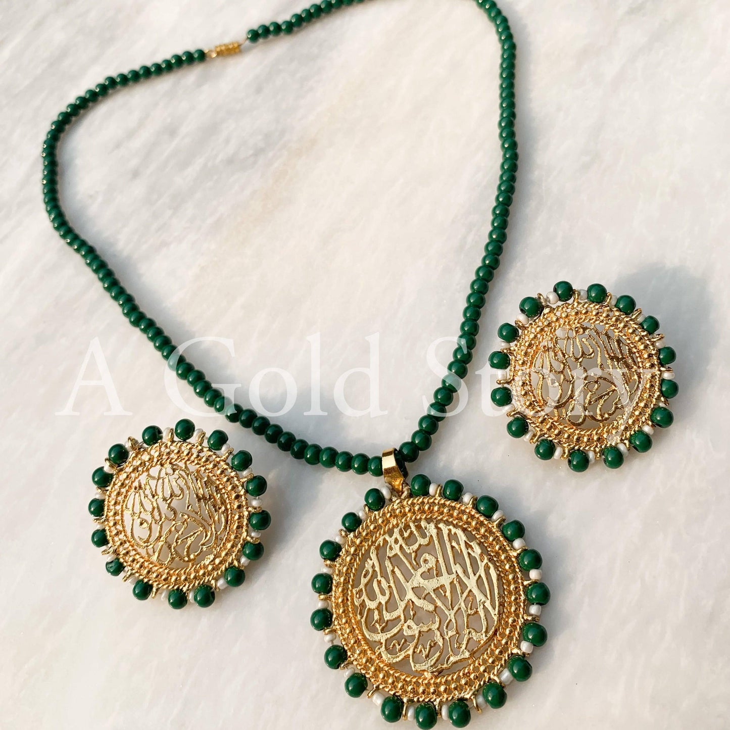 QALMA PENDANT SET - A GOLD STORY