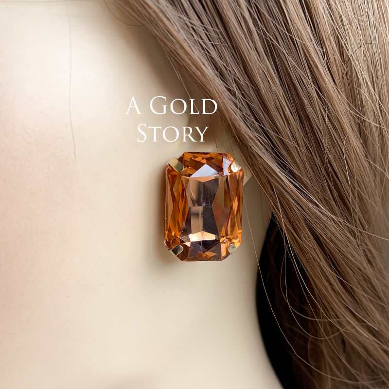 MEERAB EARSTUDS BROWN
