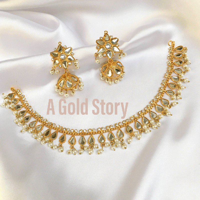 DELICATE KUNDAN SET - A GOLD STORY